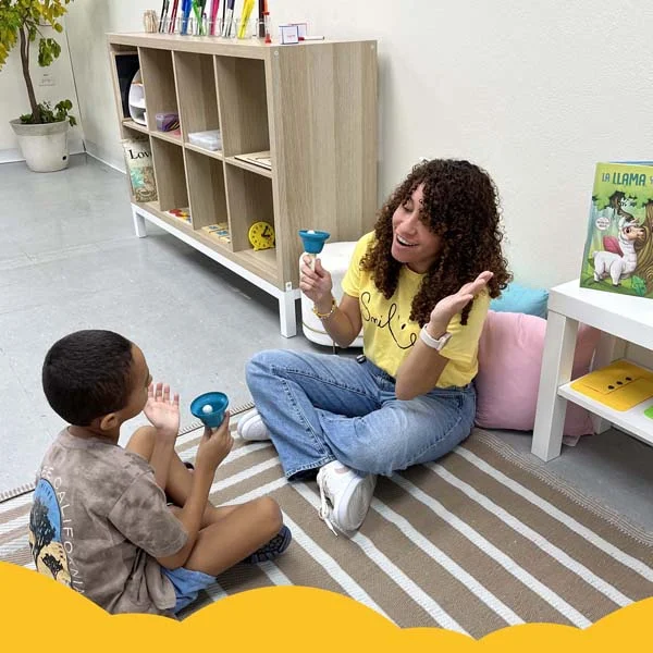 educadora-montessori-en-puerto-rico-interactua-con-nino-en-actividad-educativa